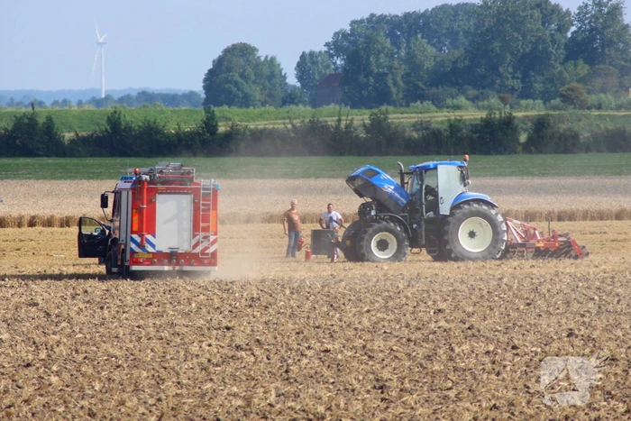 Enorme rookwolken bij brand in tractor