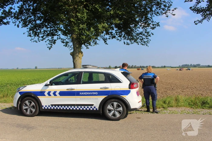 Enorme rookwolken bij brand in tractor