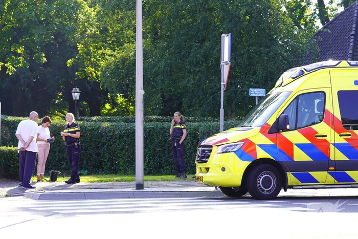 Fietser aangereden door auto op rotonde