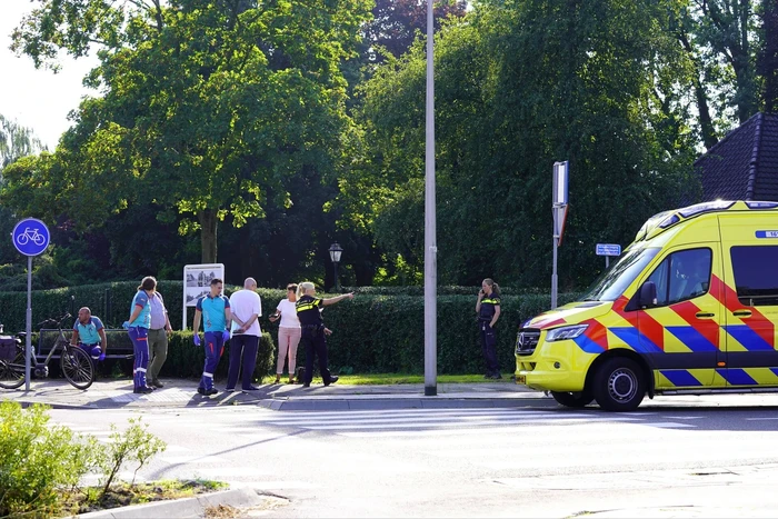 Fietser aangereden door auto op rotonde
