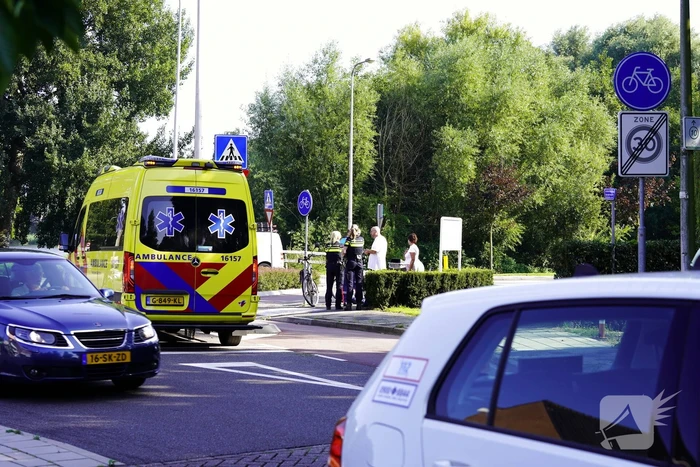 Fietser aangereden door auto op rotonde