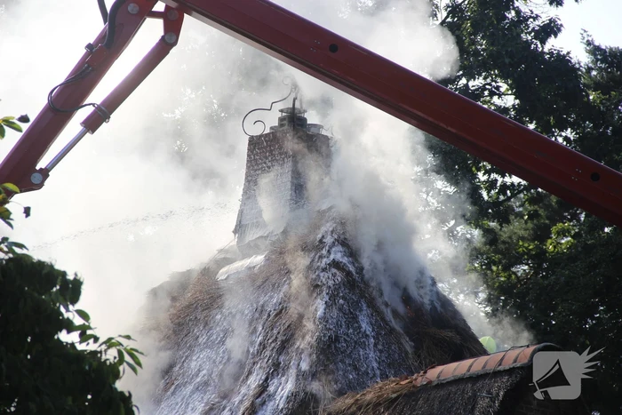 Grote brand in woning met rieten dak