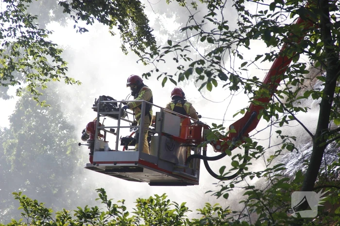 Grote brand in woning met rieten dak