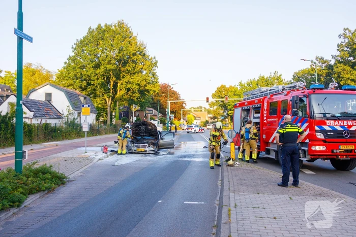 Rijdende auto vat vlam