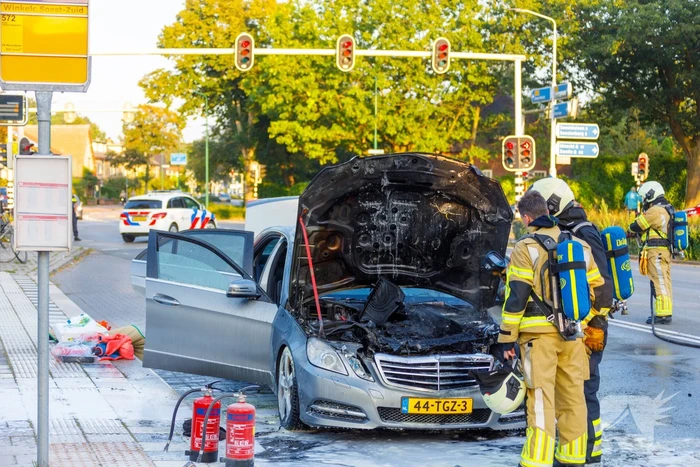 Rijdende auto vat vlam
