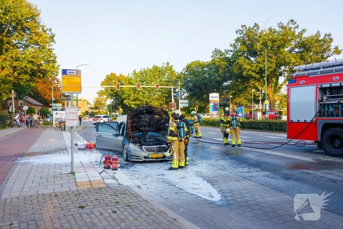 Rijdende auto vat vlam