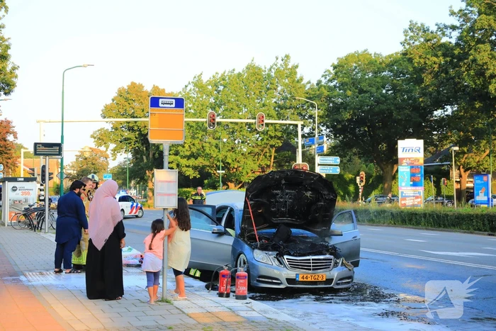 Rijdende auto vat vlam