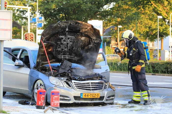 Rijdende auto vat vlam