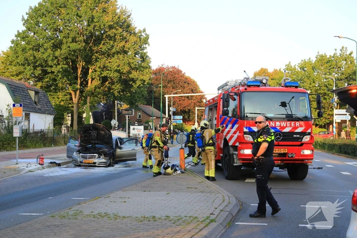 Rijdende auto vat vlam