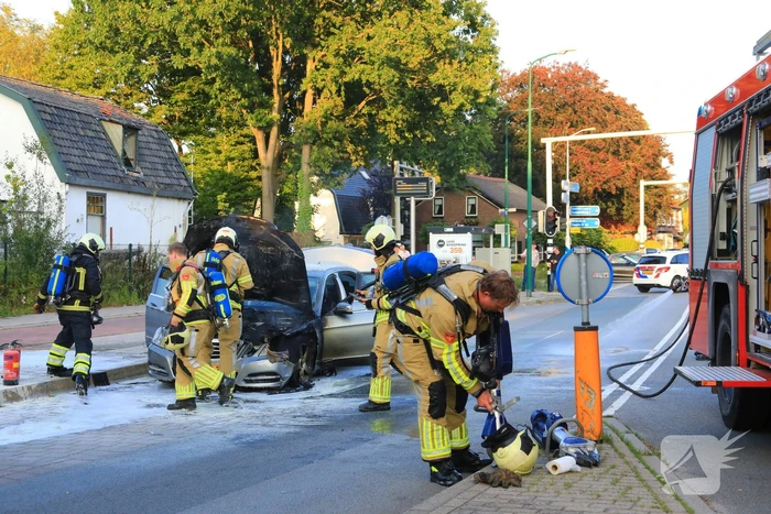 Rijdende auto vat vlam