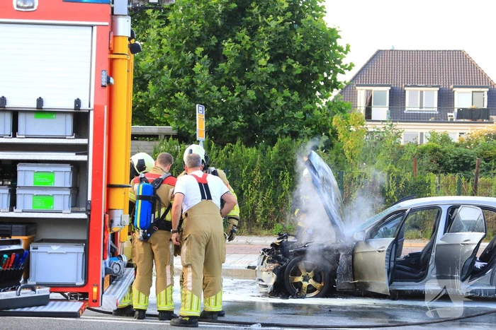 Rijdende auto vat vlam