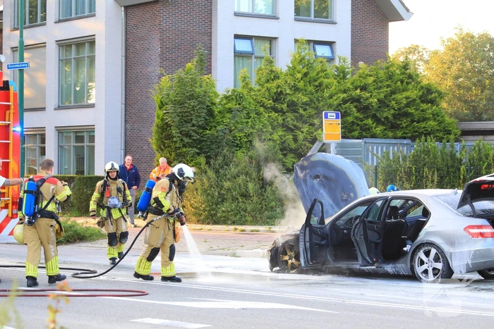 Rijdende auto vat vlam
