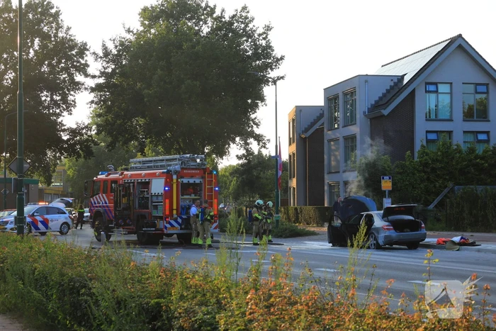 Rijdende auto vat vlam