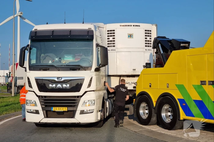 Vrachtwagen verliest trailer op rotonde