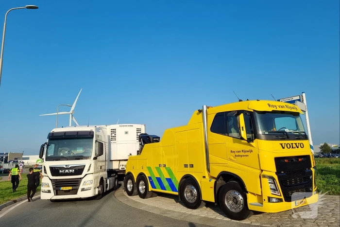 Vrachtwagen verliest trailer op rotonde