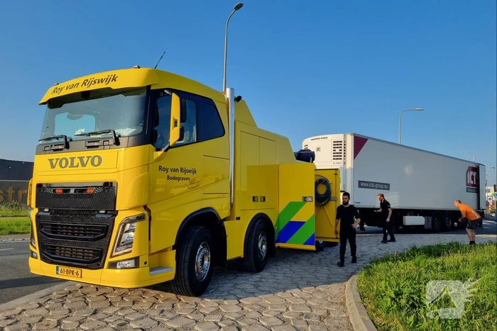 Vrachtwagen verliest trailer op rotonde