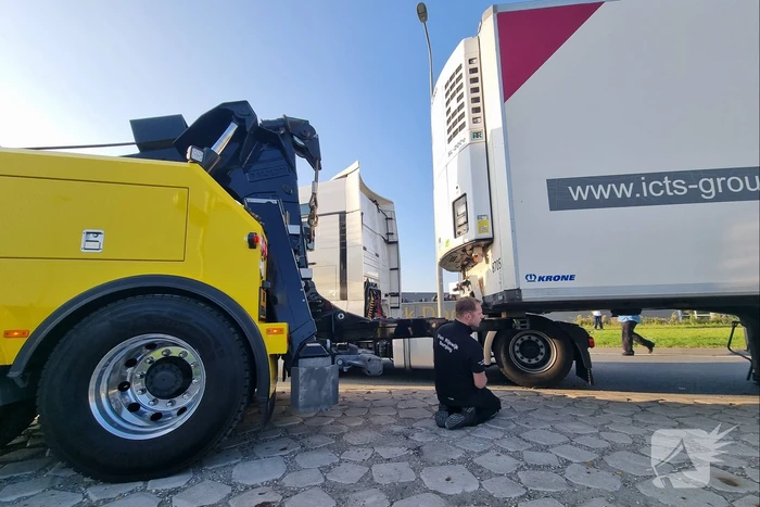Vrachtwagen verliest trailer op rotonde