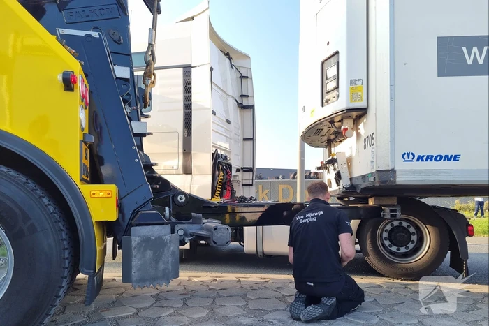 Vrachtwagen verliest trailer op rotonde