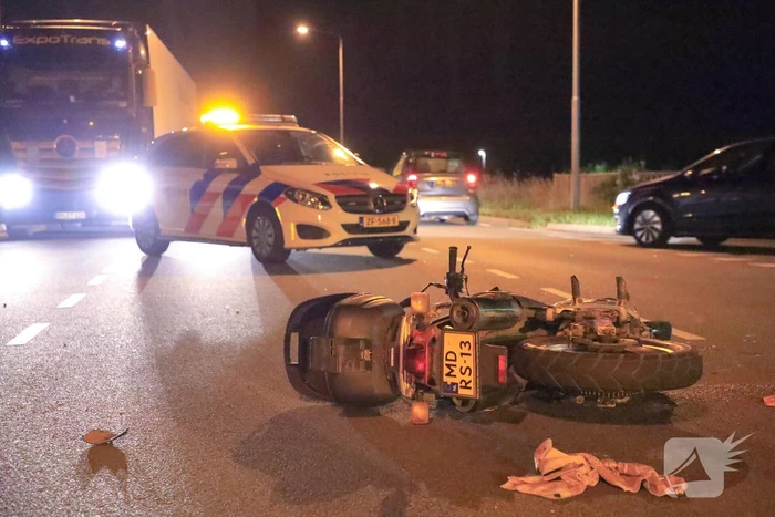 Motorrijder gewond bij botsing met personenauto
