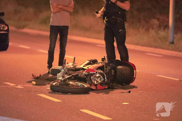 Motorrijder gewond bij botsing met personenauto