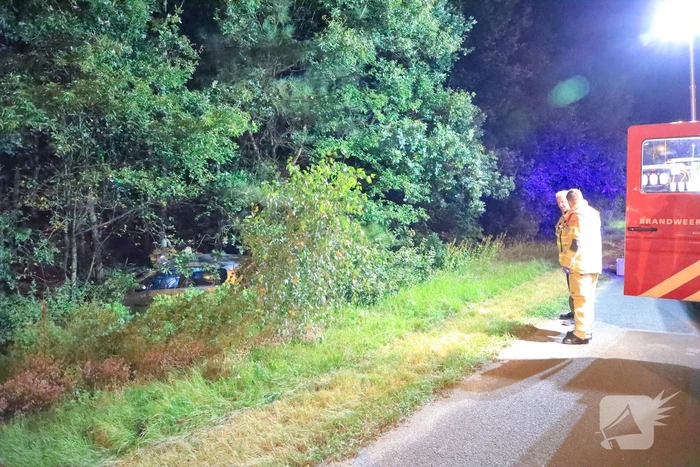 Bestuurster verliest macht over het stuur en komt tot stilstand in struiken