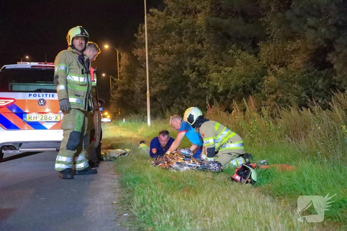 Bestuurster verliest macht over het stuur en komt tot stilstand in struiken
