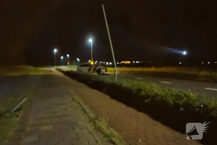 Auto rijdt tegen paal