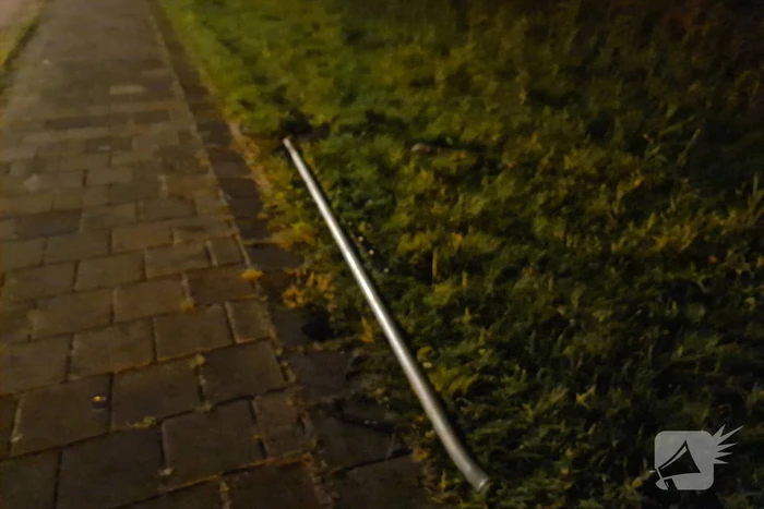 Auto rijdt tegen paal