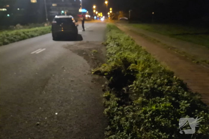 Auto rijdt tegen paal