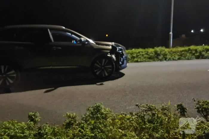 Auto rijdt tegen paal