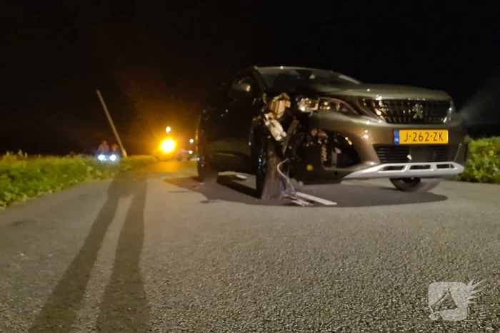 Auto rijdt tegen paal