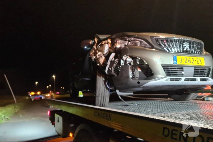 Auto rijdt tegen paal