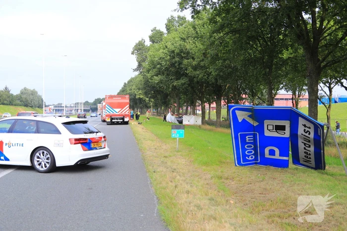 Auto knalt op boom, bestuurder overleden