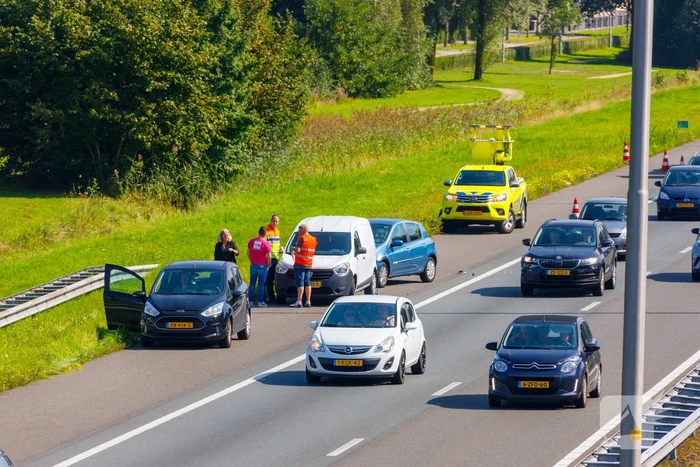 Bestelbus en personenauto's met elkaar in botsing
