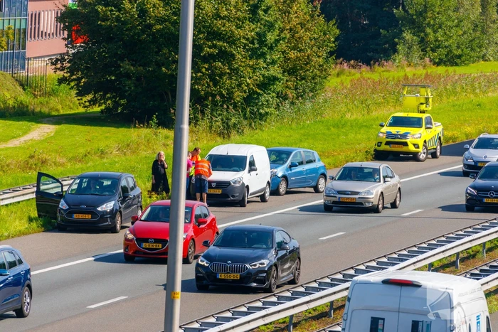 Bestelbus en personenauto's met elkaar in botsing