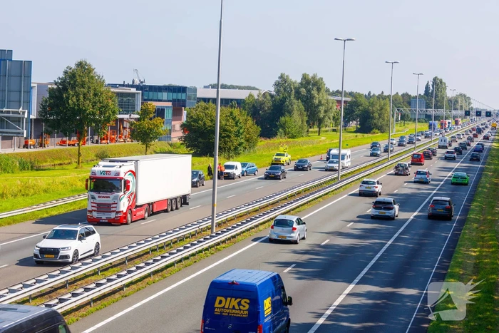 Bestelbus en personenauto's met elkaar in botsing