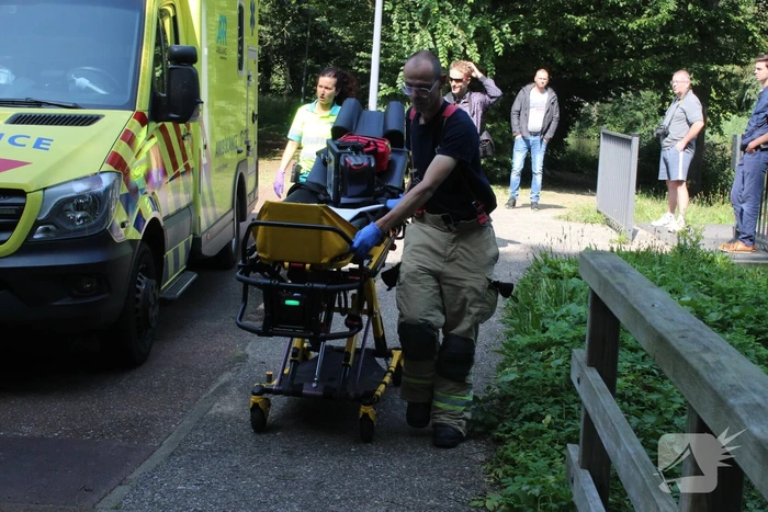 Veel hulpdiensten door persoon in het water