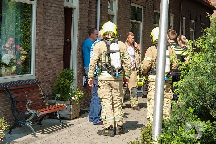 Brandweer verricht metingen door vreemde lucht in woning
