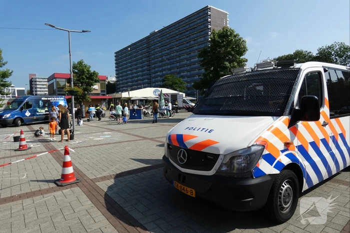 Kinderen genieten van politievoertuigen Winkelcentrum Hesseplaats
