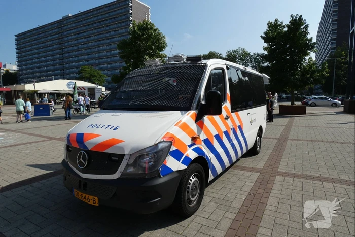 Kinderen genieten van politievoertuigen Winkelcentrum Hesseplaats