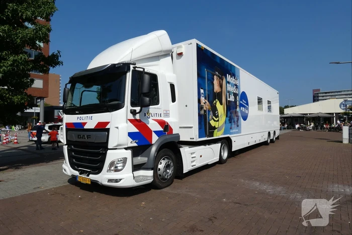 Kinderen genieten van politievoertuigen Winkelcentrum Hesseplaats