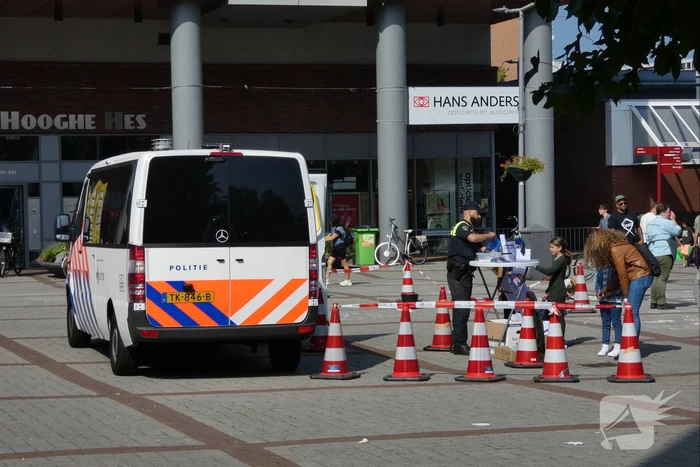Kinderen genieten van politievoertuigen Winkelcentrum Hesseplaats