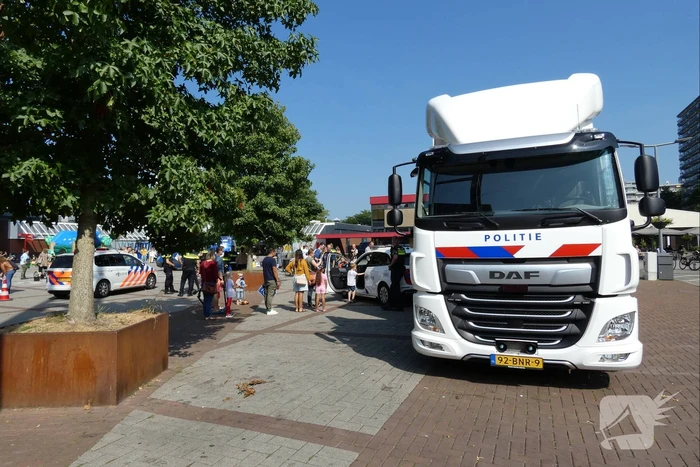 Kinderen genieten van politievoertuigen Winkelcentrum Hesseplaats