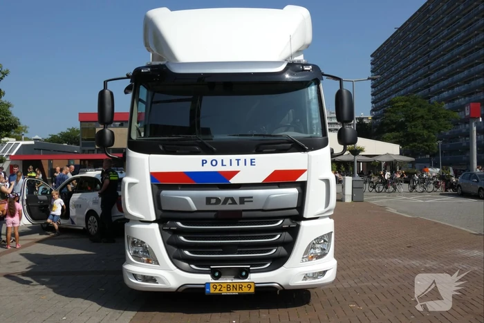 Kinderen genieten van politievoertuigen Winkelcentrum Hesseplaats
