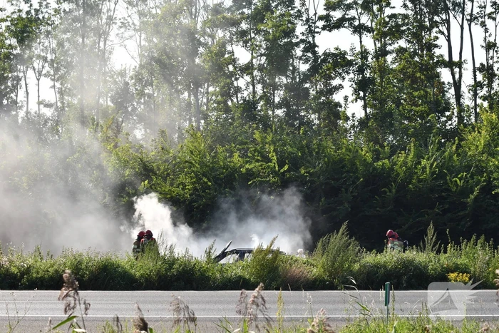 Enorme rookwolken bij brand op snelweg