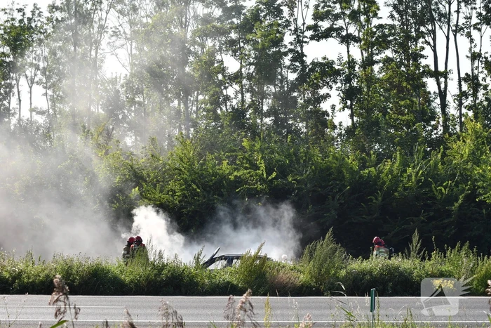 Enorme rookwolken bij brand op snelweg