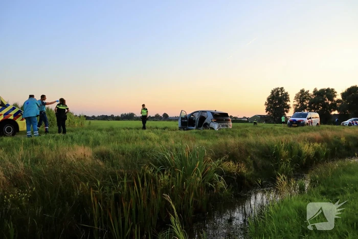 Auto vliegt meters weiland in