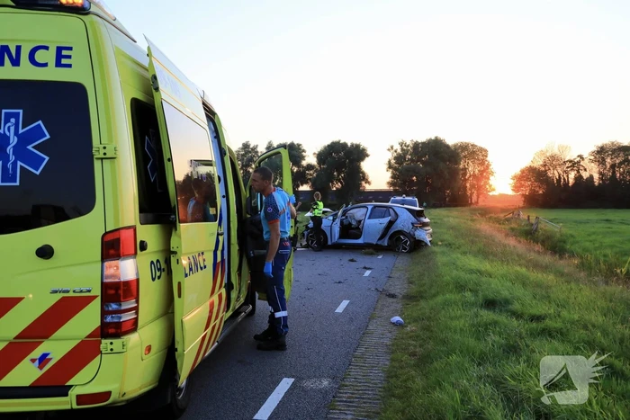 Auto vliegt meters weiland in