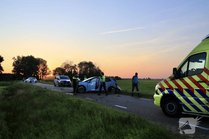 Auto vliegt meters weiland in