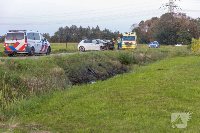 Auto vliegt meters weiland in